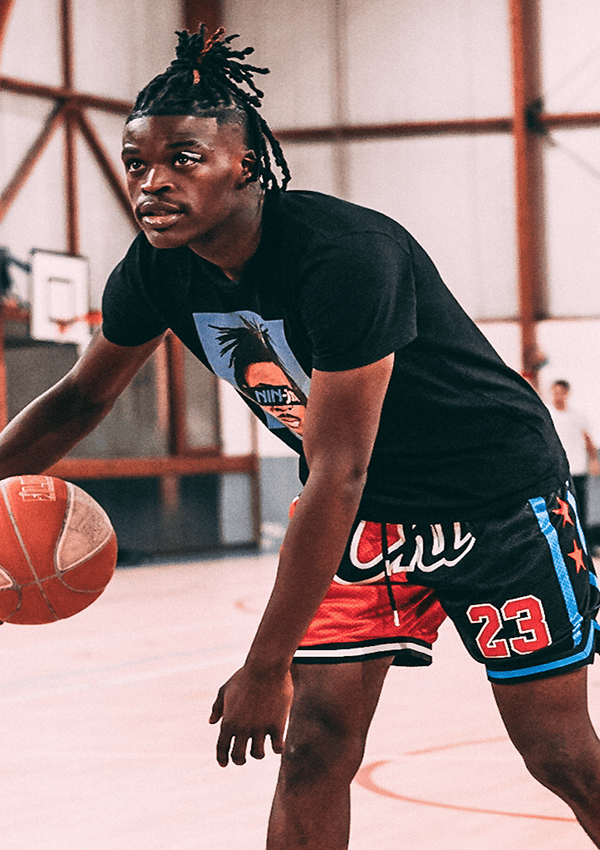 Photo d'une personne jouant au basket, portant un t-shirt DearBBall